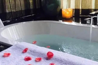 南京江宁水疗池中的失重冥想：当身体学会漂浮